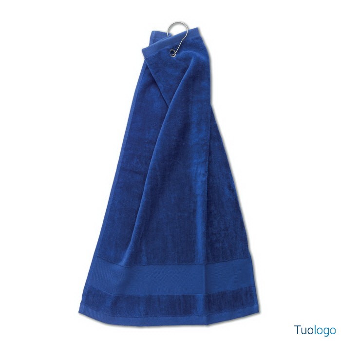 Asciugamano da golf blu con foro di rame e anello, su sfondo bianco