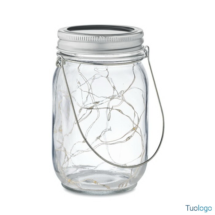 Lampada solare a forma di barattolo di vetro con tappo, su sfondo bianco