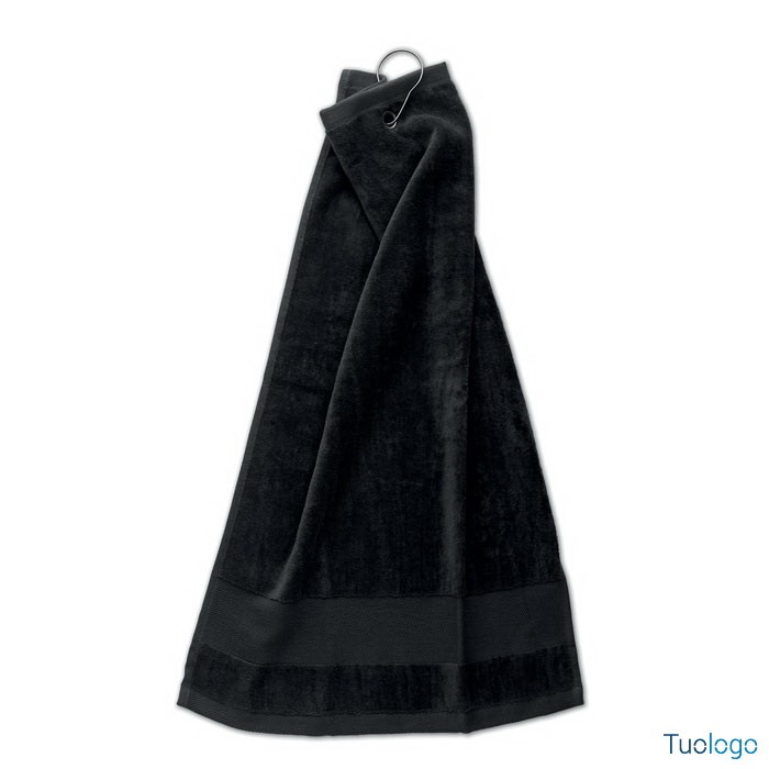 Asciugamano da golf nero con foro di rame e anello, su sfondo bianco