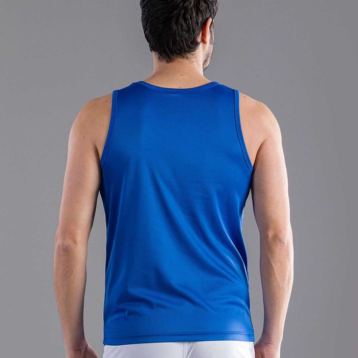 Canotta blu su sfondo bianco