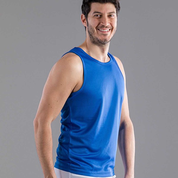 Uomo in piedi con canotta blu, su sfondo grigio