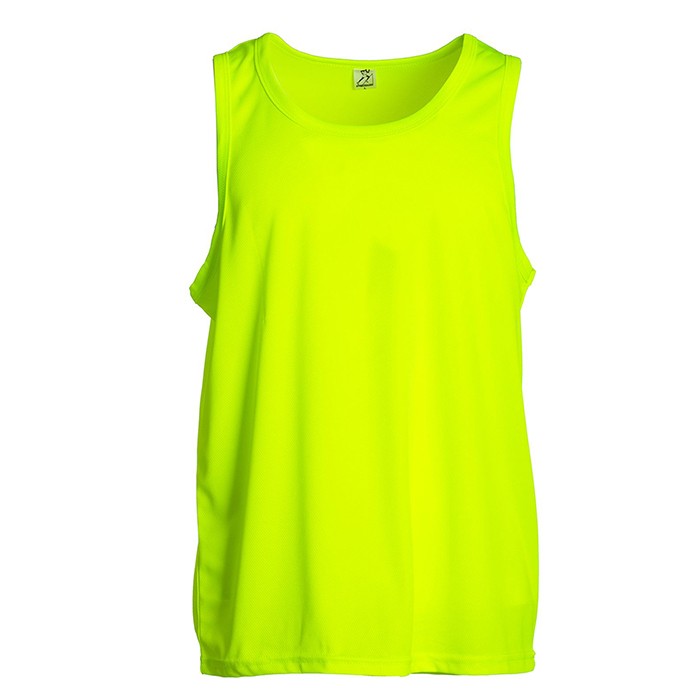 Canotta gialla su sfondo bianco