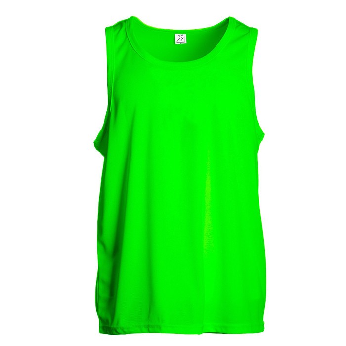 Canotta verde su sfondo bianco