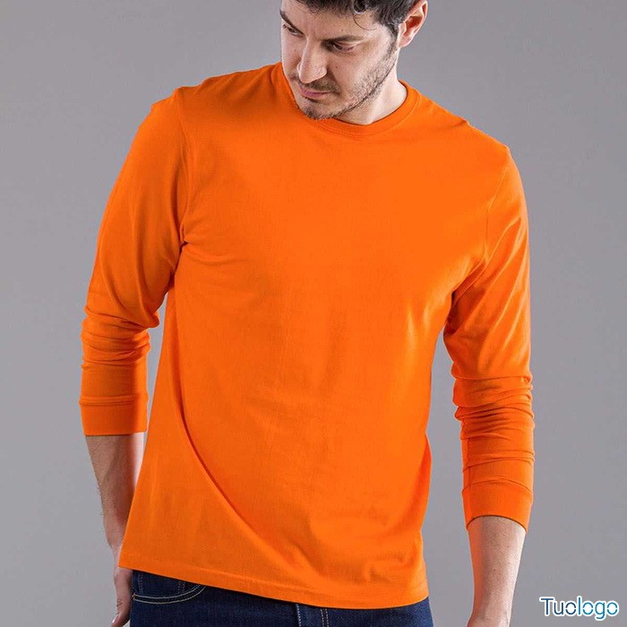 Uomo in piedi con tshirt manica lunga arancione