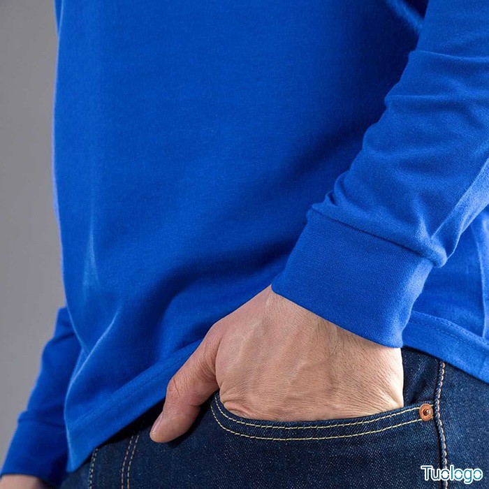Dettaglio mano in tasca con tshirt manica lunga blu