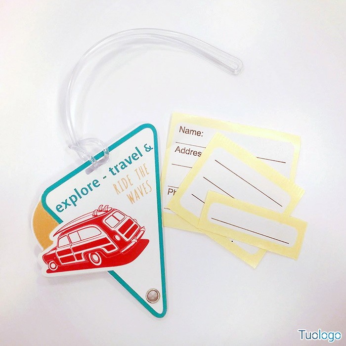 Etichetta con logo bianco azzurro con disegno rosso e tessere nome, su sfondo bianco