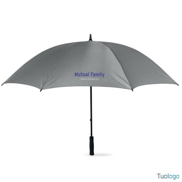 Ombrello, aperto, con manico in legno e telaio grigio con logo blu e bianco, su sfondo bianco