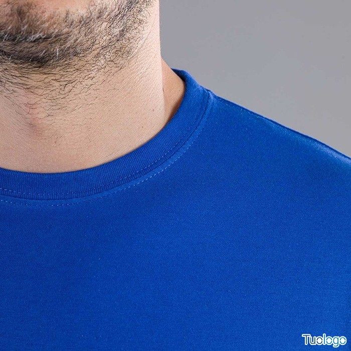 Dettaglio uomo con tshirt maniche lunga blu