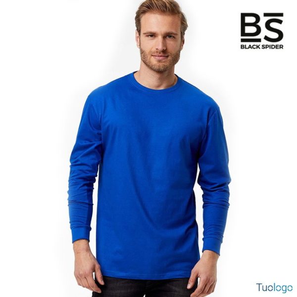 Uomo in piedi con tshirt manica lunga blu