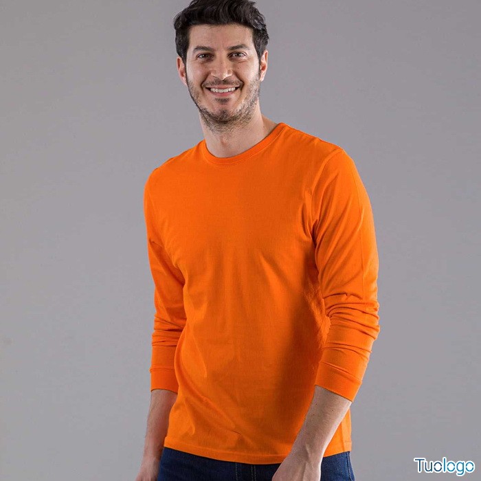 Uomo in piedi con tshirt manica lunga arancione