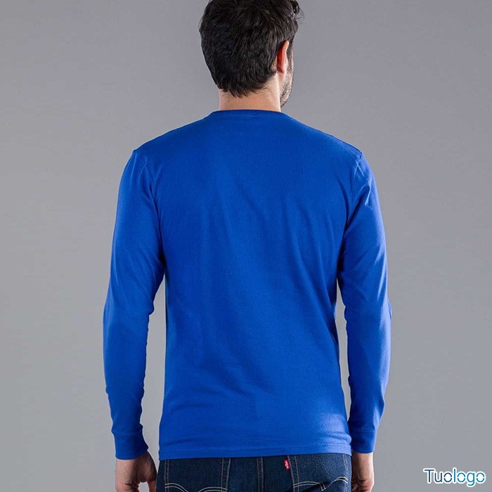 Uomo in piedi, girato di schiena, con tshirt manica lunga blu