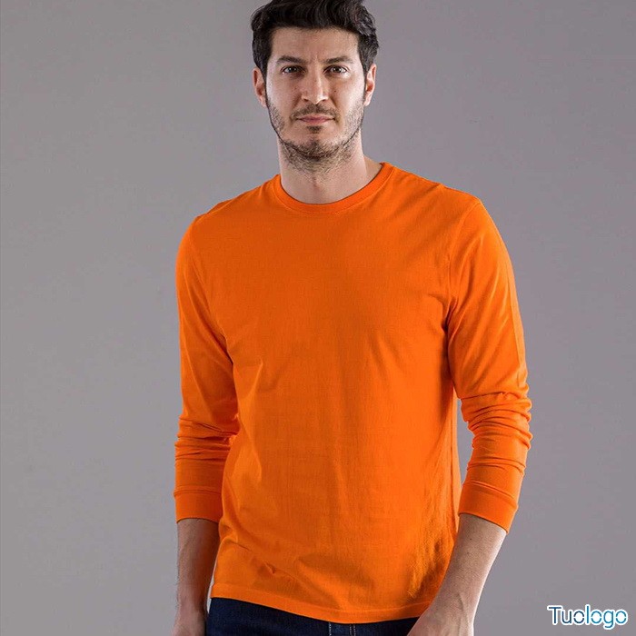 Uomo in piedi con tshirt manica lunga arancione