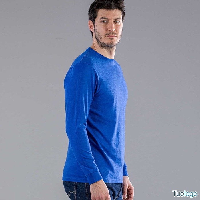 Uomo in piedi, di profilo, con tshirt manica lunga blu