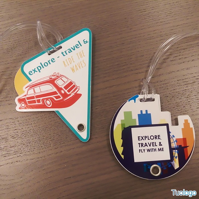 Due etichette personalizzate sopra un tavolo di legno