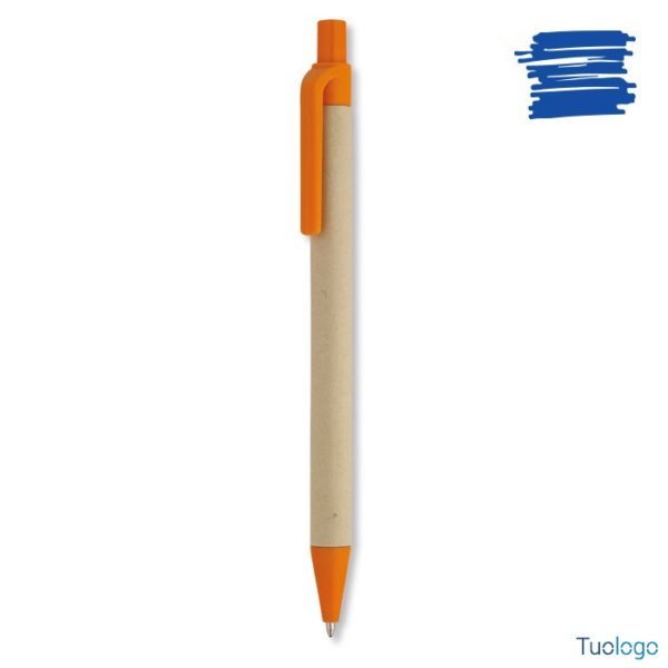 Penna in plastica arancione e cartone su sfondo bianco