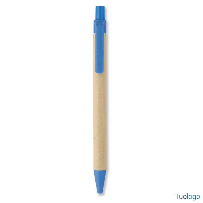 Penna in plastica blu e cartone su sfondo bianco