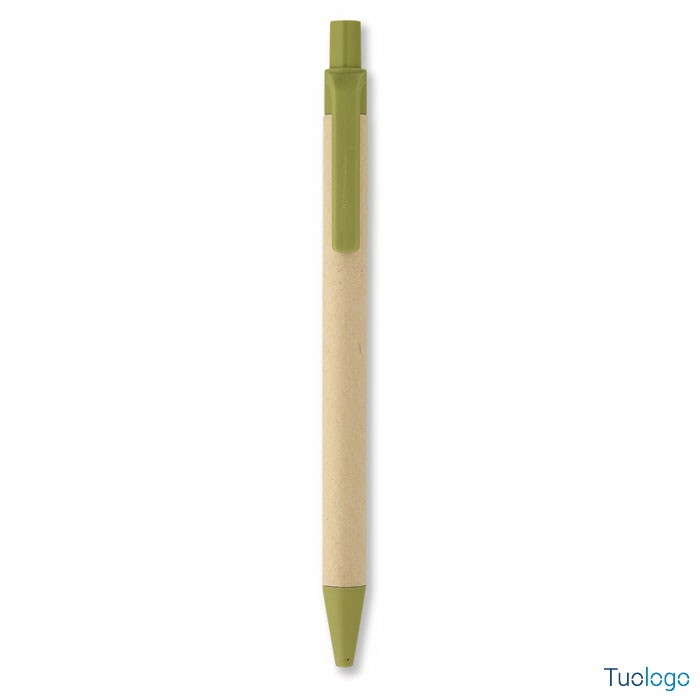 Penna in plastica verde e cartone su sfondo bianco