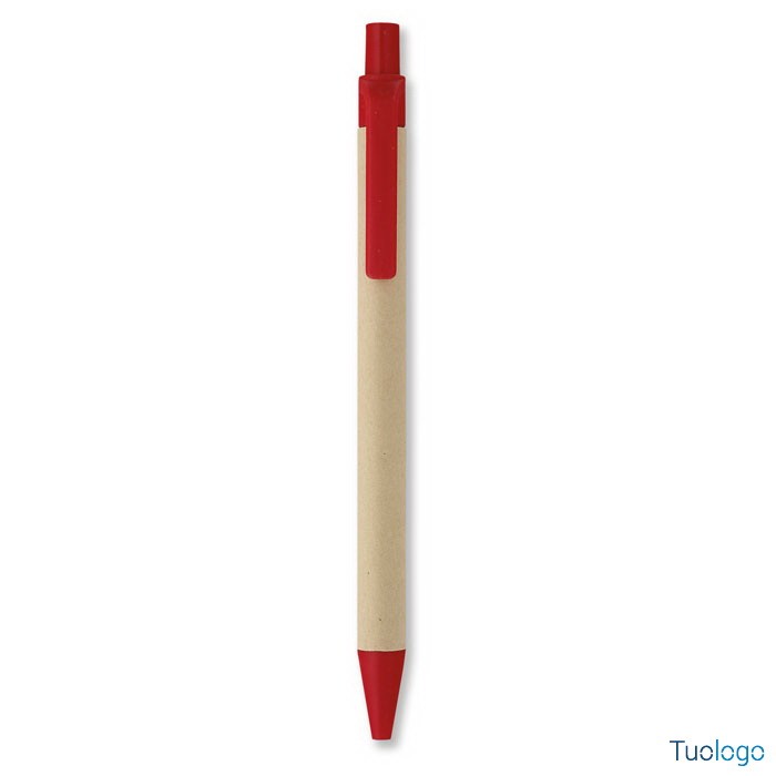 Penna in plastica rossa e cartone su sfondo bianco