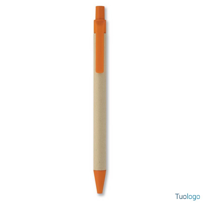 Penna in plastica arancione e cartone su sfondo bianco