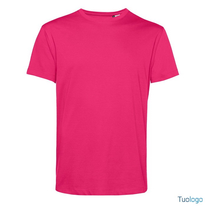 Tshirt maniche corte rosa su sfondo bianco