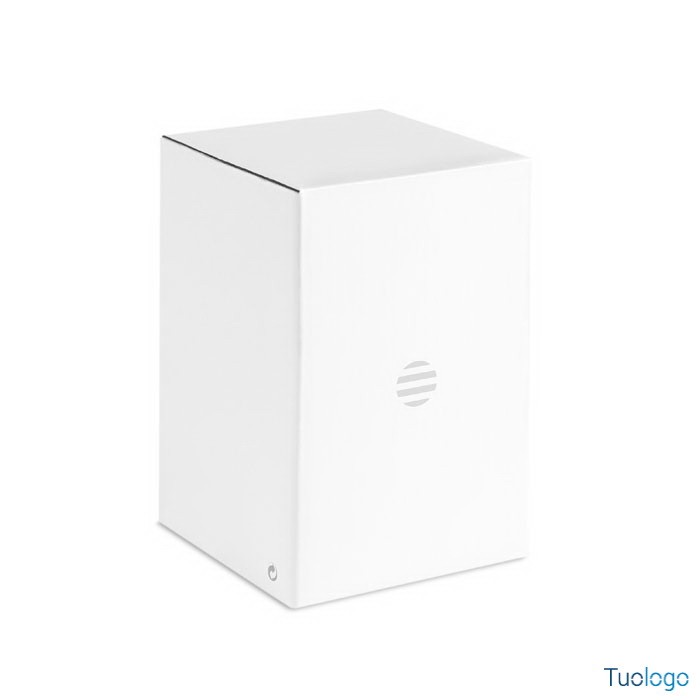 Scatola quadrata bianca su sfondo bianco