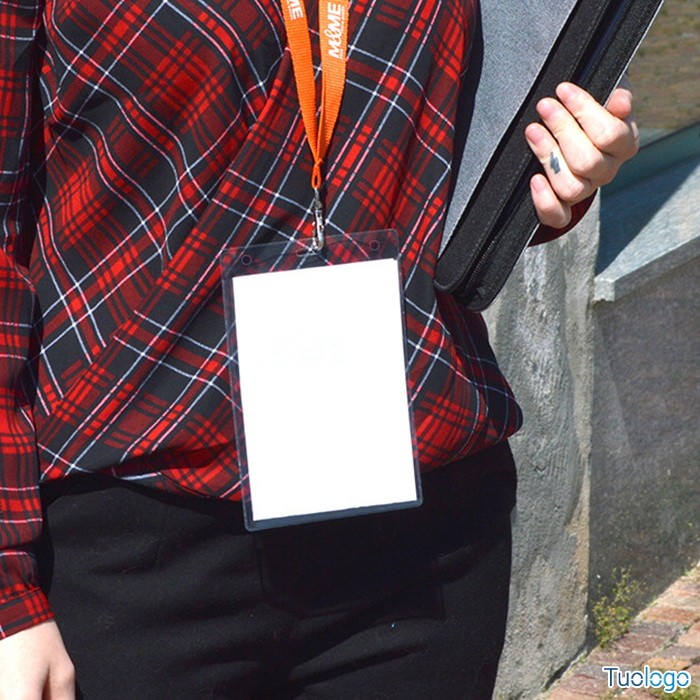 Donna con portabadge verticale con cordino arancione