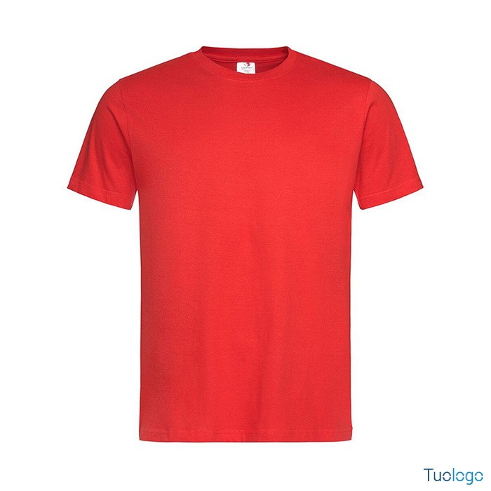 Tshirt uomo nera su sfondo bianco