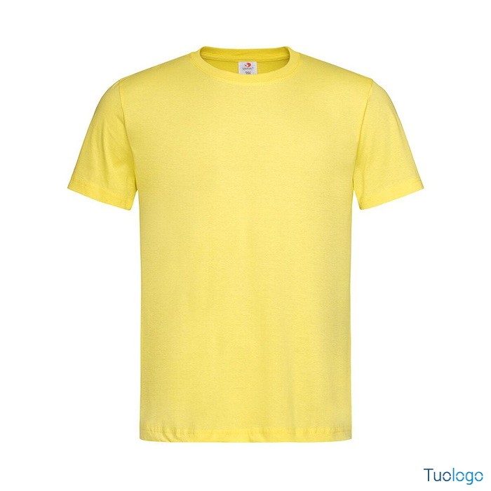 Tshirt uomo gialla su sfondo bianco