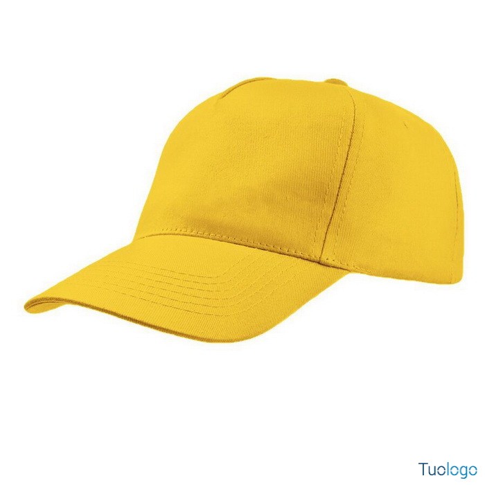 Cappellino cucito giallo su sfondo bianco