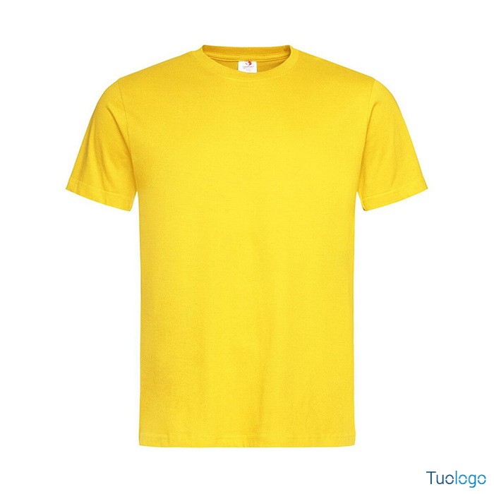 Tshirt uomo gialla su sfondo bianco