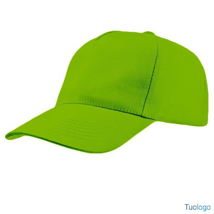 Cappellino cucito verde su sfondo bianco