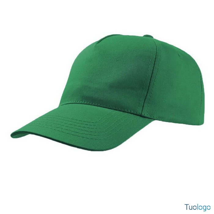 Cappellino cucito verde su sfondo bianco