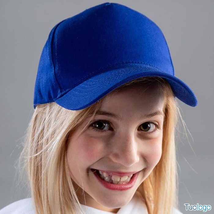 Dettaglio faccia bambina con cappellino blu cucito