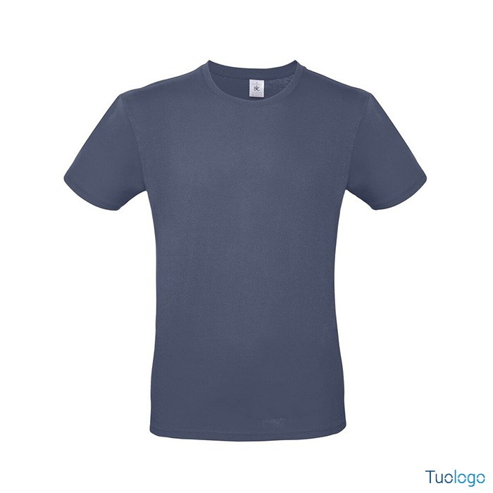 Tshirt da uomo girocollo blu denim su sfondo bianco