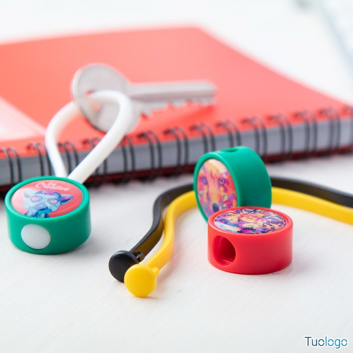 Portachiavi in plastica con anello in gomma rossa