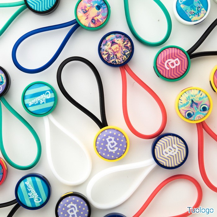 Portachiavi in plastica con anello in gomma bianca