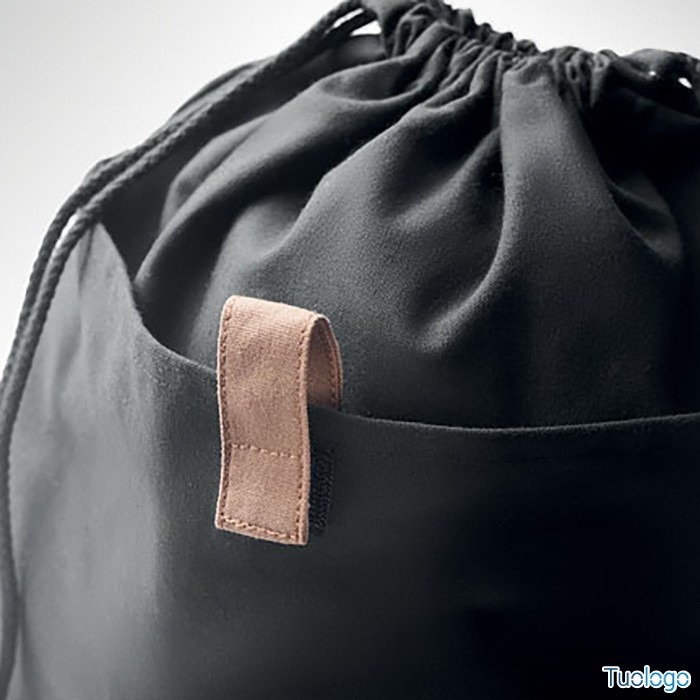 Sacca per palestra nera con cordini, su sfondo bianco