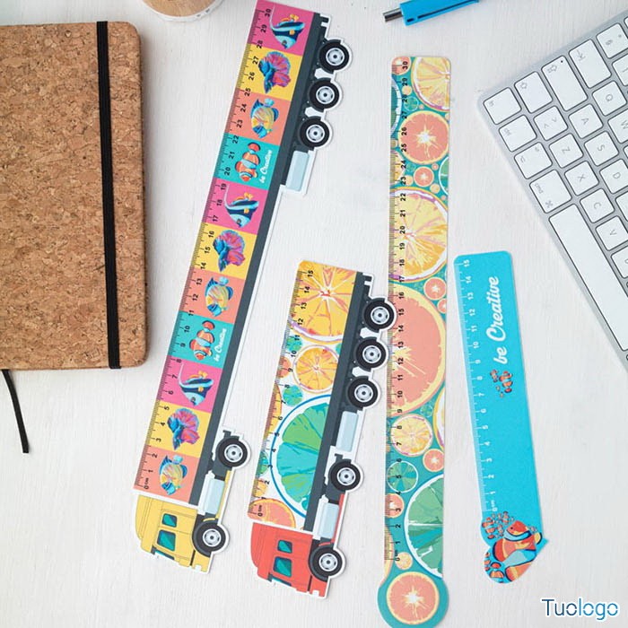 Quattro righelli di lunghezze diverse su un tavolo