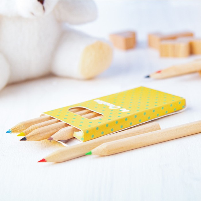 Sei matite in legno in confezione di carta bianca