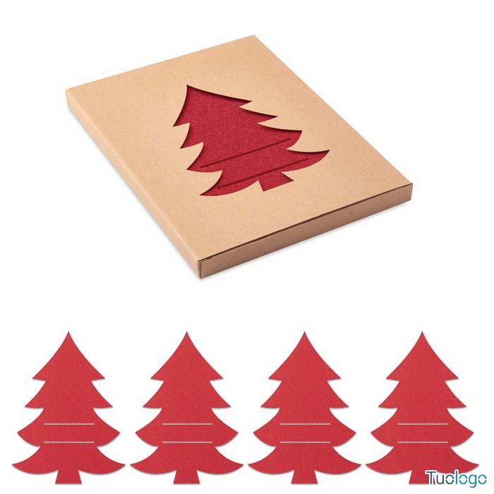 Quattro porta posate rossi a forma di albero di natale, sopra confezione in cartone
