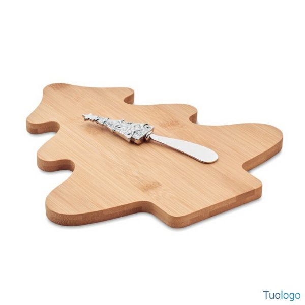 Tagliere in legno e coltello in acciaio a forma di albero di natale, su sfondo bianco