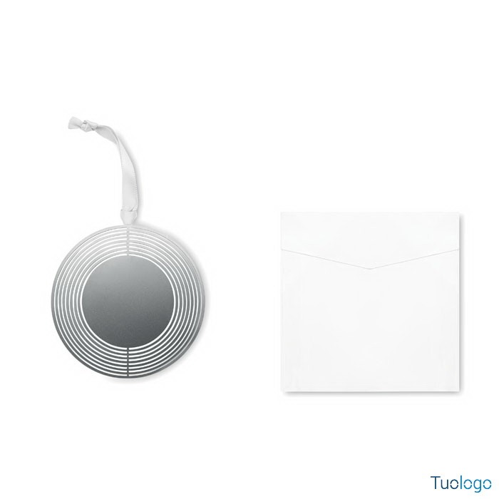 Dettaglio palla di natale smontata su sfondo bianco