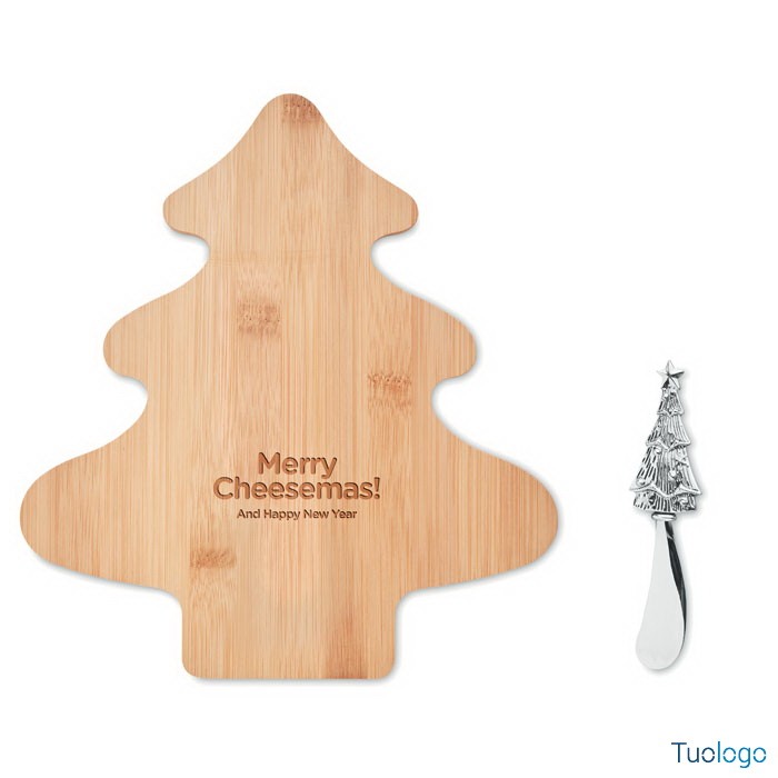 Tagliere in legno con logo e coltello in acciaio a forma di albero di natale, su sfondo bianco