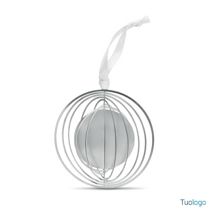 Palla di natale in acciaio su sfondo bianco