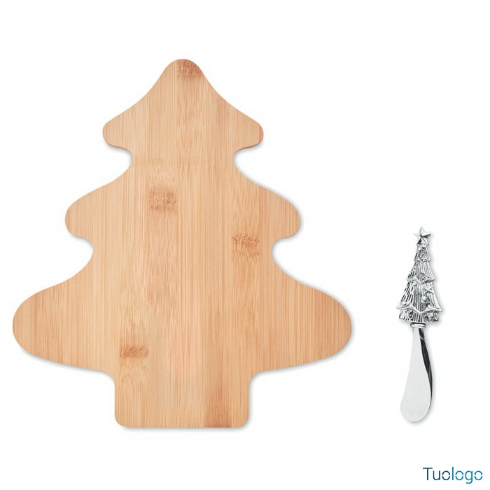 Tagliere in legno e coltello in acciaio a forma di albero di natale, su sfondo bianco