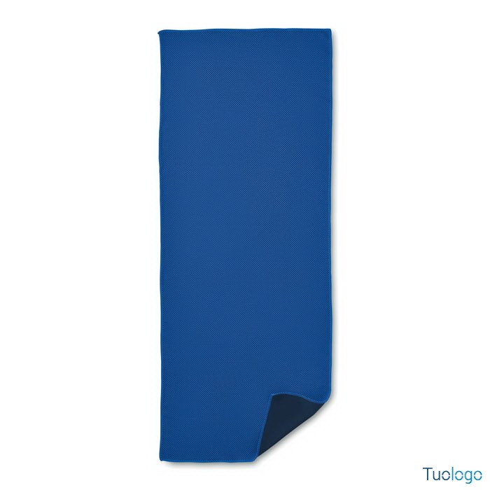 Donna con asciugamano ultra assorbente in poliammide arancione