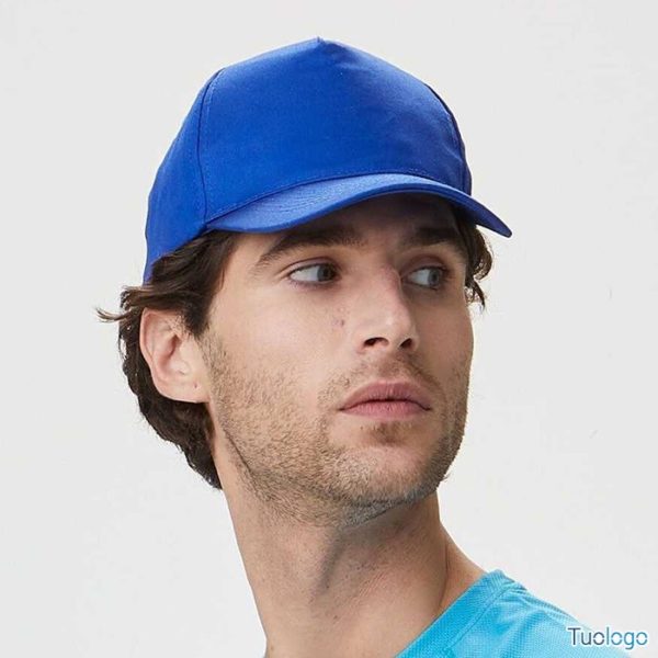 Dettaglio faccia uomo con cappellino blu