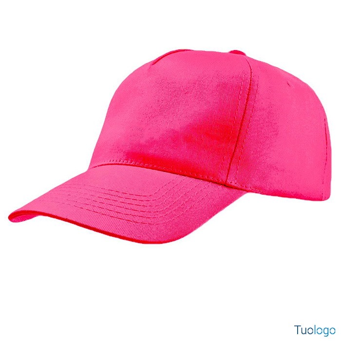 Cappellino rosa su sfondo bianco