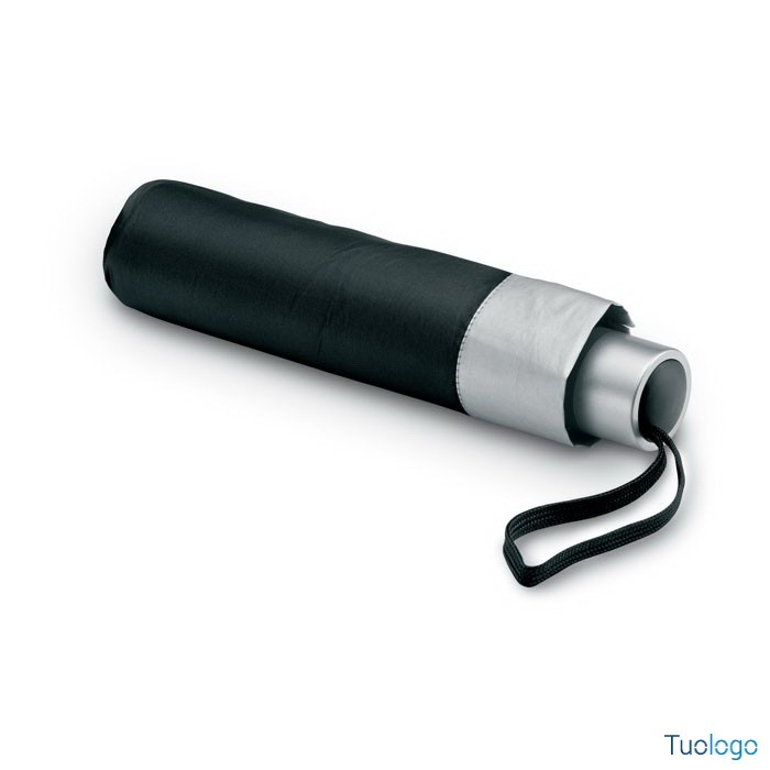 Dettaglio ombrello nero chiuso con manico grigio e laccetto nero