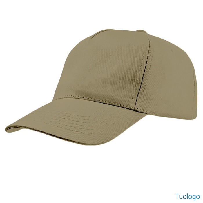 Cappellino beige su sfondo bianco
